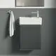 Waschtisch mit integriertem Waschbecken in Weiß und grauem Unterschrank. Ideal Standard Armatur in Chrom oben montiert, Handtuchhalter an der Seite.
